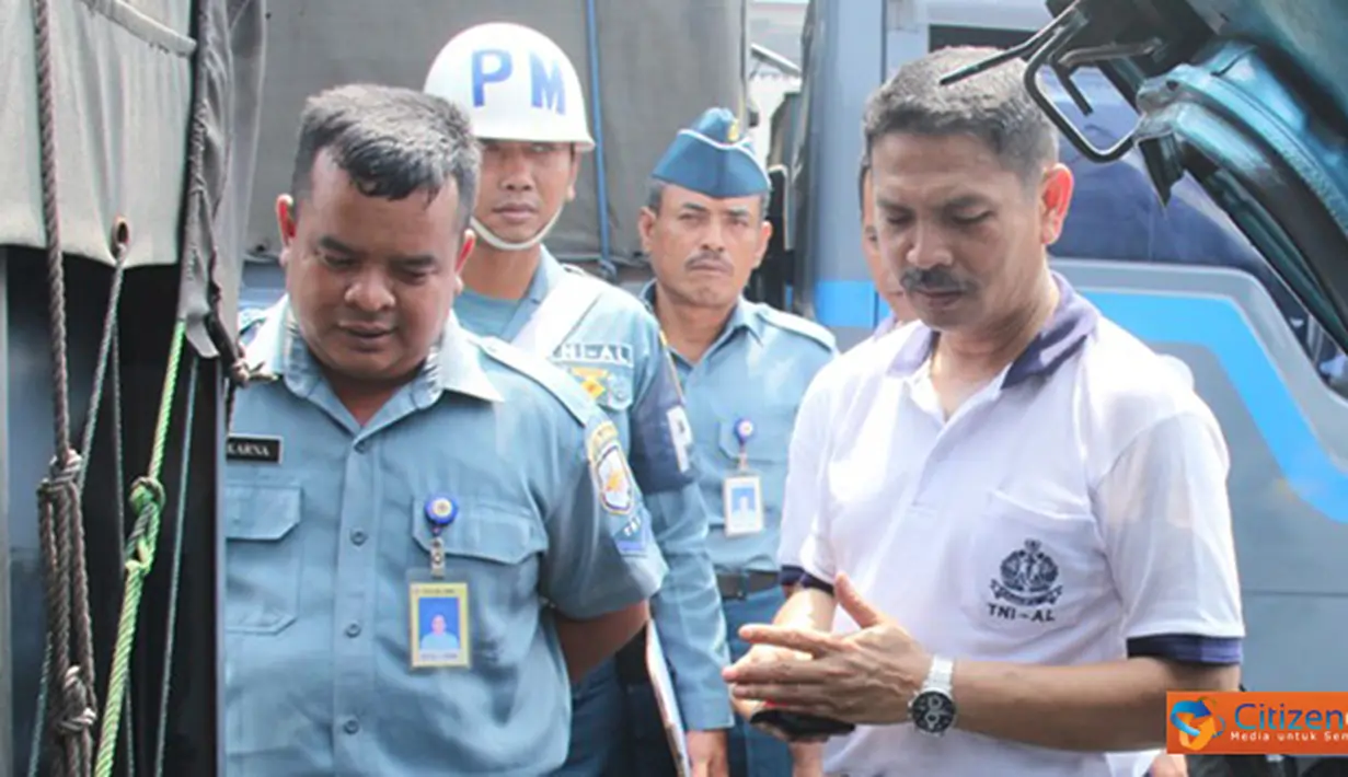 Citizen6, Jakarta: Aslog Pangkolinlamil Kolonel Laut (T) Riyadi Syahardani mengadakan pemeriksaan kendaraan antar jemput anggota (lyn), di Lapangan Apel Mako Kolinlamil, Tanjung Priok, Jakarta, Jumat (02/11). (Pengirim: Dispenkolinlamil).
