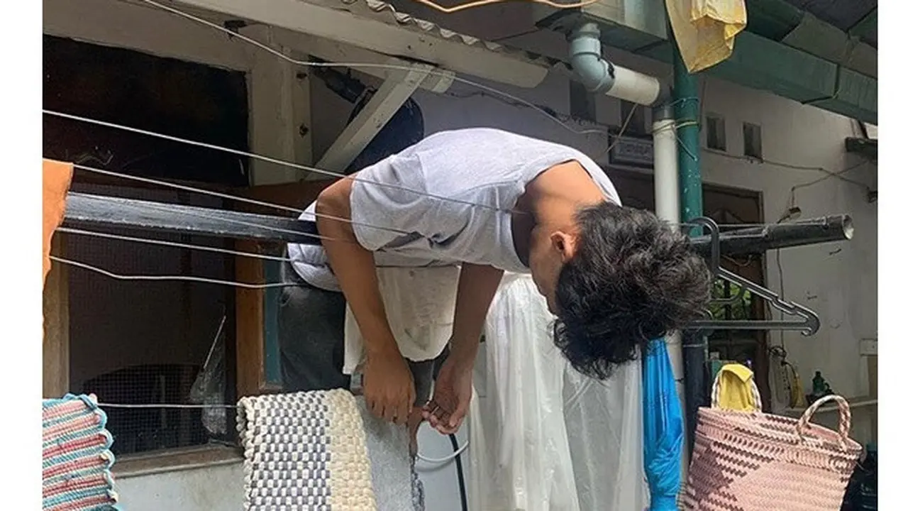 Kelakuan Kocak 5 Orang Berjemur Ini Bikin Tepuk Jidat