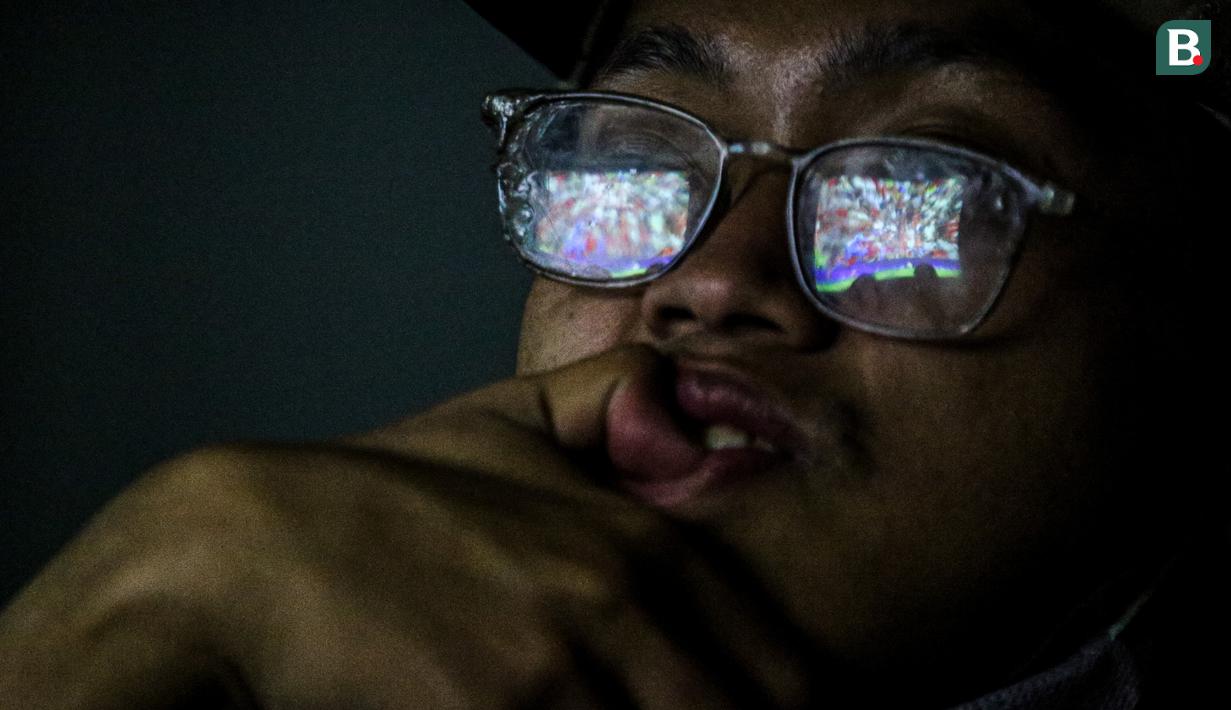 Refleksi tayangan pertandingan antara Manchester United melawan Arsenal di kacamata penonton saat Roaring Night Liga Inggris 2023/2024 melawan Arsenal di Hotel Ibis, Tanah Abang, Jakarta, Sabtu (12/05/2024). (Bola.com/Bagaskara Lazuardi)