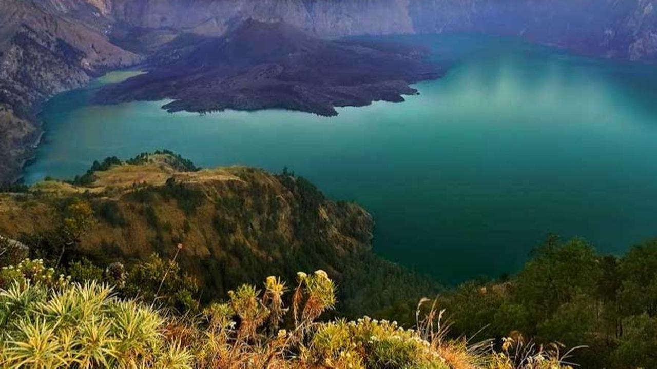 6. Gunung Rinjani (3.727 mdpl)