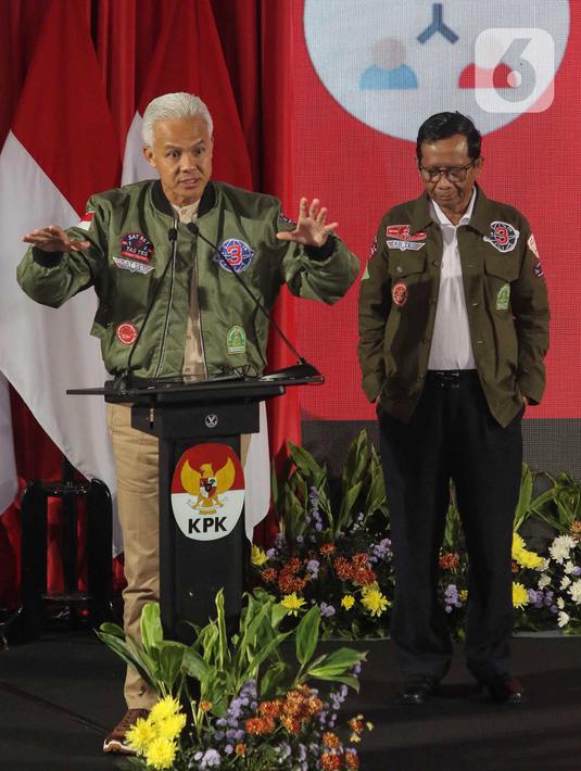 Capres-Cawapres nomor urut 3 Ganjar Pranowo (kiri) dan Mahfud MD menyampaikan paparan Penguatan Anti Korupsi untuk Penyelenggara Negara Berintegritas (Paku Integritas) di Gedung Merah Putih KPK, Jakarta, Rabu (17/1/2024). (Liputan6.com/Angga Yuniar)