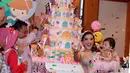 Acara ulang tahun yang mewah dan mengambil tema Putri Batik ini rupanya tidak dihadiri oleh Krisdayanti meski ia telah diundang. Ashanty menjelaskan jika KD sedang berada di Dili sehingga berhalangan hadir. (Deki Prayoga/Bintang.com)