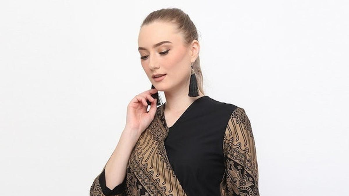 6 Model Baju Batik Elegan dan Mewah 2025, Tampil Stylish