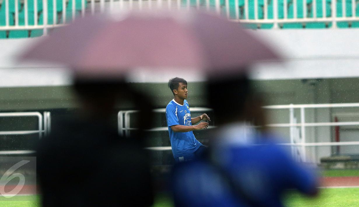 Pewarta mengabadikan pemain tengah Persib, Febri Hariyadi saat mengikuti latihan jelang laga perebutan tempat ketiga Piala Presiden 2017 melawan Semen Padang di Stadion Pakansari, Kab Bogor, Jumat (10/3). (Liputan6.com/Helmi Fithriansyah)