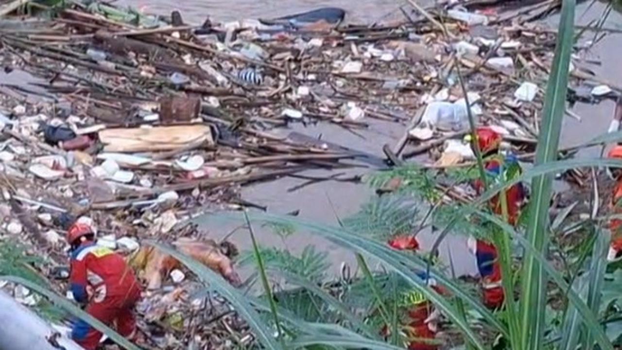 mayat tanpa kepala di kali ciliwung