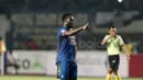 Michael Essien mengangkat jempol kepada rekannya usai mencetak gol saat melawan Persipura pada lanjutan Liga 1 2017 di Stadion GBLA, Bandung, Minggu (7/5/2017). Persib menang 1-0. (Bola.com/Nicklas Hanoatubun)