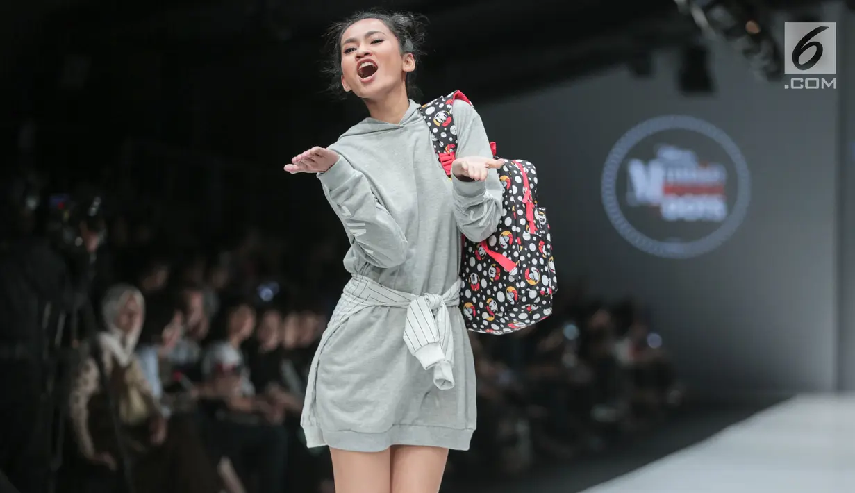 Model mengenakan baju koleksi Matahari Department Store pada ajang Jakarta Fashion Week 2018 di Senayan City, Selasa (24/10). Matahari menyajikan koleksi "Minnie Rocks The Dots" yang menggambarkan karakter Minnie Mouse. (Liputan6.com/Faizal Fanani)