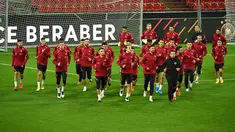 Para pemain Turki melakukan pemanasan di stadion Rheinenergie di Cologne, Jerman (6/10/2020). Timnas Turki akan menghadapi Jerman di laga uji coba di stadion Rheinenergie di Cologne, Jerman, Kamis (8/10/2020) dini hari WIB. (AFP/Ina Fassbender)