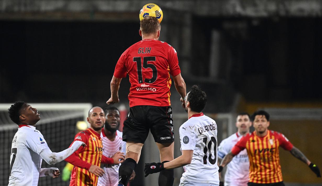 Bek Benevento, Kamil Glik (atas) melompat menyundul bola dari ancaman dua pemain AC Milan dalam laga lanjutan Liga Italia 2020/21 pekan ke-15 di Ciro-Vigorito, Minggu (3/1/2021). Benevento kalah 0-2 dari AC Milan. (AFP/Andreas Solaro)
