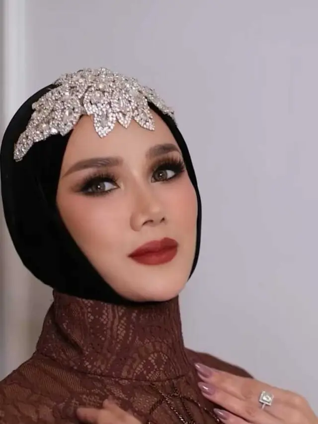 Potret Detail Dress Mulan Jameela di Intimate Dinner/Gambar via tiktok.com @rezaazrumakeup