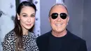 <p>Luna Maya (kiri) dan Michael Kors menghadiri Michael Kors Collection Fall/Winter 2023 Runway Show di New York City, Amerika Serikat, 15 Februari 2023. Selain memuji kecantikannya, para penggemar juga banyak memberi apresiasi atas kehadiran Luna Maya pada perhelatan fashion tersebut. (Dimitrios Kambouris/Getty Images for Michael Kors/AFP)</p>