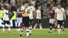 Gelandang Manchester United, Bruno Fernandes (tengah) menutupi wajahnya setelah pertandingan melawan West Ham United pada pertandingan lanjutan Liga Inggris di Stadion London di London, Inggris, Senin, 8 Mei 2023. (AP Photo/Ian Walton)
