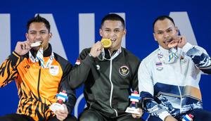 Bukan cuma medali emas, Rizki Juniansyah turut memecahkan rekor untuk angkatan Clean and Jerk serta total. Pada Clean and Jerk, ia membukukan rekor baru 205kg. (Dok Kemenpora RI)