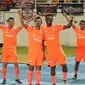 4 Pemain Persija Jakarta, Sandi Sute, Bambang Pamungkas, Osas Saha, dan Ramdani Lestaluhu, berpose di Stadion Aji Imbut, Tenggarong, Sabtu (21/7/2018). Persija menang 2-0 atas Mitra Kukar dalam laga tersebut. (Media Persija)