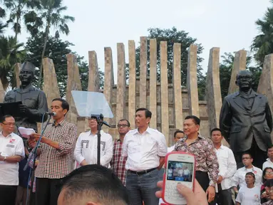 Jokowi memberi pidato di Tugu Proklamasi terkait hasil hitung cepat Pilpres 2014, Jakarta, Rabu (9/7/14). (Liputan6.com/Herman Zakharia)