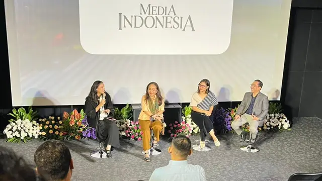 Nadine Chandrawinata, memegang mic dalam acara peluncuran film dokumenter "Energi Untuk Negeri" yang diselenggarakan di kawasan Jakarta, (1/9/2026). (Liputan6.com/Afradhiya N.R)