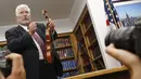 Ahli biola, Phillip Injeian menjelaskan biola Stradivarius pada konferensi pers di New York, Kamis (6/8/2015). Biola yang dibeli dengan harga Rp2,7 miliar itu kembali ke pemiliknya setelah hilang dicuri selama 35 tahun. (REUTERS/Shannon Stapleton)