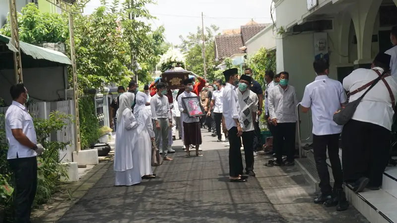 Presiden Jokowi bersiap salat jenazah ibundanya.