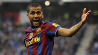 Dani Alves merupakan pemain legendaris Barcelona yang telah mempersembahkan tiga gelar Liga Champions, empat gelar Liga Spanyol, dan enam trofi Copa del Rey. Bek tersebut meninggalkan Barcelona tidak secara resmi pada 2016 setelah berselisih dengan dewan Barcelona. (AFP/Lluis Gene)