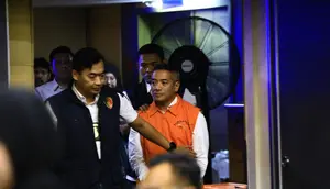 Otoritas Jasa Keuangan (OJK) bersama Kepolisian Negara RI, serta sejumlah kementerian dan lembaga terkait berhasil memulangkan dan menahan Adrian Asharyanto Gunadi, mantan Direktur PT Investree Radhika Jaya. (Dok OJK)