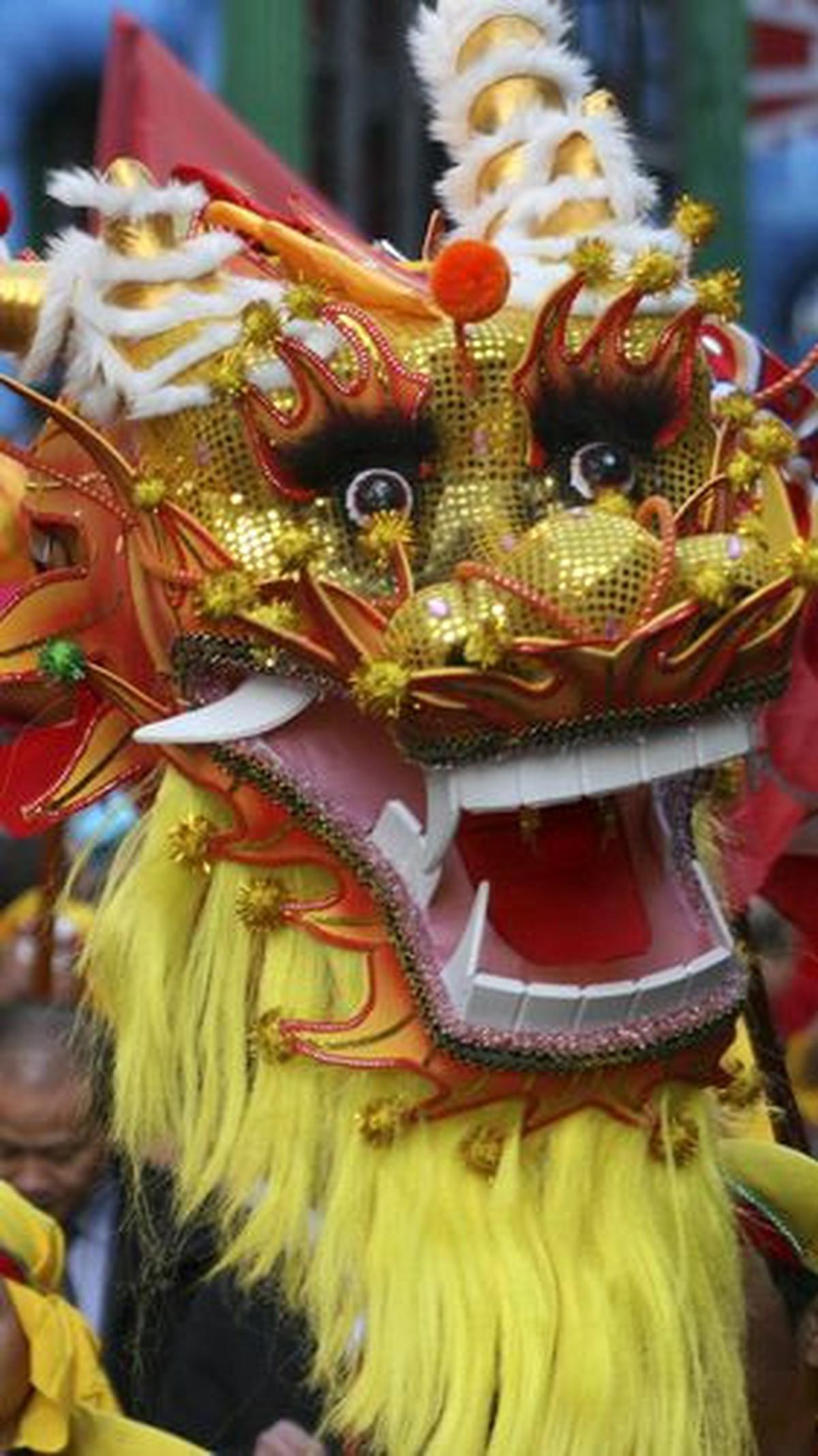 Mari kita sambut Tahun Naga Kayu dengan optimisme dan semangat untuk meraih keberuntungan dan kesuksesan. Seperti yang diungkapkan oleh pengarang terkenal, "Di balik setiap awan hitam, ada sinar matahari yang bersinar."