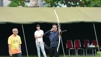 Presiden Jokowi berlatih panahan di Bogor.