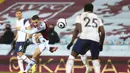 Striker Aston Villa, Anwar El Ghazi (tengah) melepaskan tendangan ke gawang Tottenham Hotspur dalam laga lanjutan Liga Inggris 2020/2021 pekan ke-29 di Villa Park, Minggu (21/3/2021). Aston Villa kalah 0-2 dari Tottenham. (AP/Michael Steele/Pool)