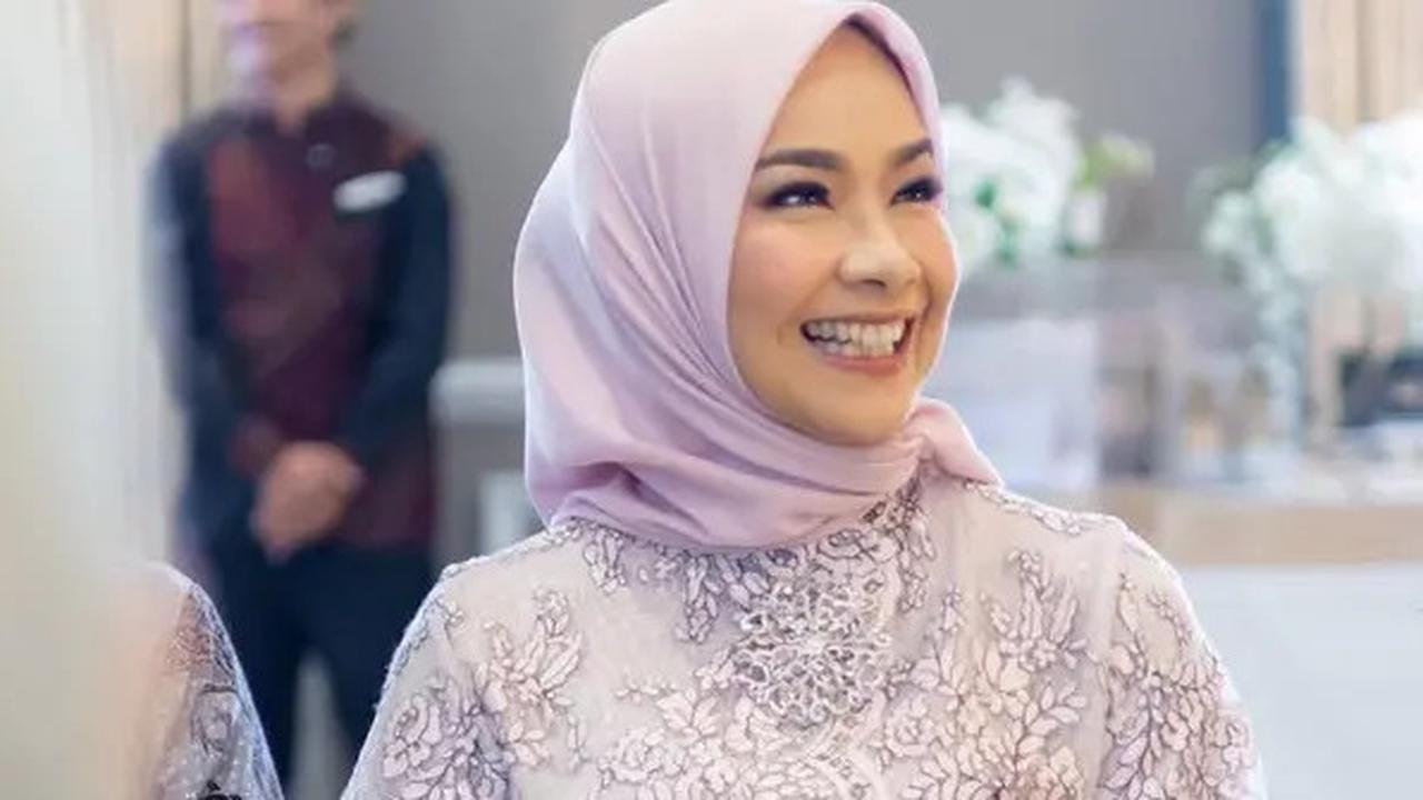 6 Potret Cantik Awet Muda Alya Rohali di Momen Tunangan Anak Sulungnya, Terlihat Anggun dengan Kebaya Ungu Berhijab Minimalis