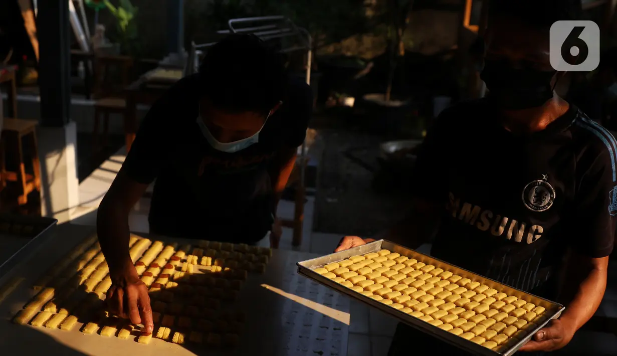 Pekerja tengah mengecek kue kering di industri rumahan Dea cake di Tangerang, Selasa (27/4/2021). Meskipun dimasa pandemi di saat ramadhan permintaan kue kering di tempat tersebut meningkat 100 persen dari pada tahun sebelumnya.  (Liputan6.com/Angga Yuniar)