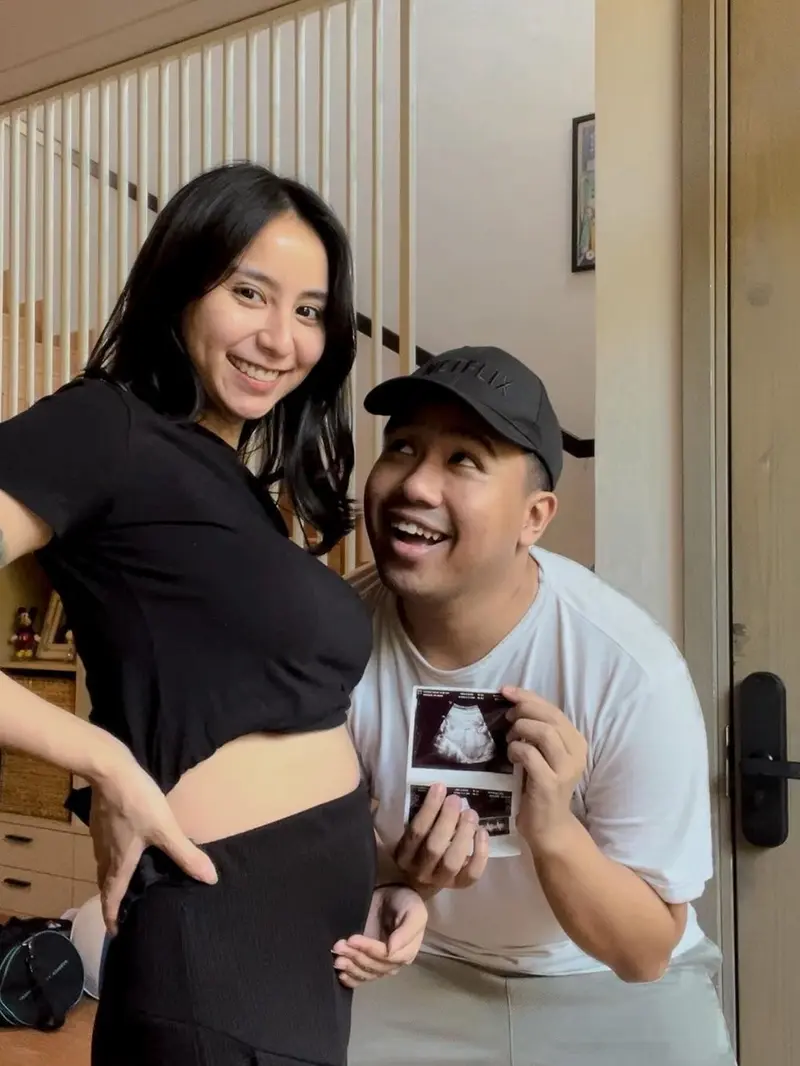 Joshua Suherman dan Clairine Clay umumkan kehamilan anak pertama. [Foto: Instagram/clairineclay]