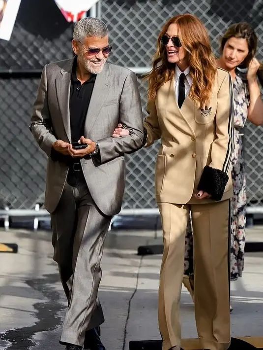 <p>Julia Roberts tampak mengenakan dasi hitam dan sepatu boot. Ini sentuhan yang cocok untuk keseluruhan tampilannya mengenakan jas. Foto: Vogue.</p>