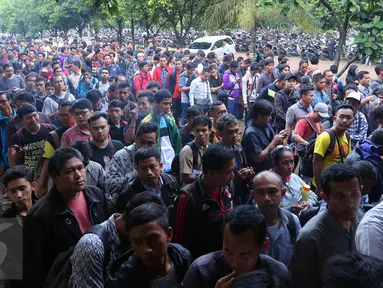 Ribuan orang mengantri untuk mendaftarkan diri mereka untuk menjadi pengemudi Uber di Jakarta, Selasa (24/5). Uber Indonesia membuka lowongan menjadi driver Uber Motor dengan target 10.000 pengemudi. (Liputan6.com/Angga Yuniar)