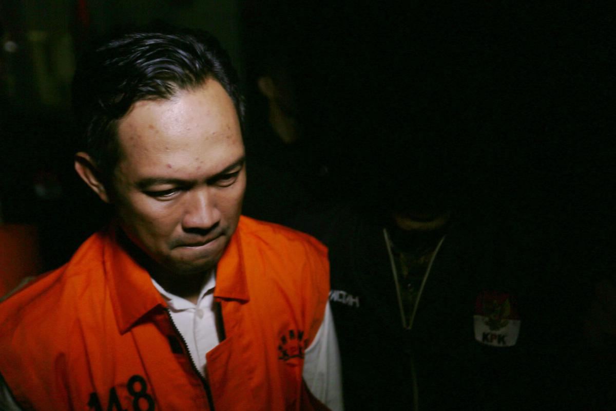 FOTO: Bupati dan Sekda Cilacap Ditahan KPK Usai Operasi Tangkap Tangan