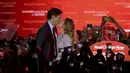 Pemimpin Partai Liberal, Justin Trudeau mencium istrinya Sophie Gregoire usai pemilihan umum di Montreal, Quebec, Kanada, Senin (19/10). Trudeau mengakhiri kekuasaan sembilan tahun PM Stephen Harper dari Partai Konservatif. (Reuters/ Chris Wattie)