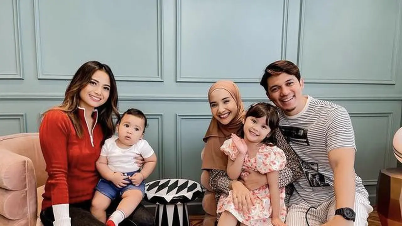 Tampilan Busana Acha Septriasa dan Zaskia Sungkar Saat Bertemu