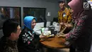 Deputi Gubernur BI Rosmaya Hadi menunjukkan uang pecahan saat mengunjungi pelayanan penukaran uang di Monas, Jakarta, Rabu (23/5). Penukaran uang salah satu upaya BI untuk memenuhi kebutuhan uang pecahan jelang Idul Fitri. (Liputan6.com/Arya Manggala)