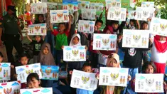 Anak-anak menunjukkan karyanya mewarnai burung garuda di Kampung Tematik Kampung Teras Pancasila, Karang Tengah, Tangerang, Banten, Rabu (1/6/2022). Kegiatan tersebut dilaksanakan dalam rangka memperingati hari lahirnya Pancasila bertujuan untuk memberikan wawasan dan pengetahuan tentang nilai-nilai Pancasila sejak dini. (Liputan6.com/Angga Yuniar)