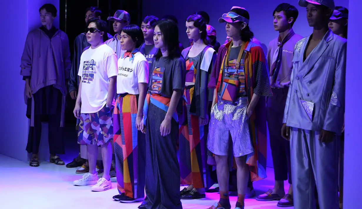 Danjyo Hyoji membuka runway Indonesia Fashion Forward Jakarta Fashion Week 2022 berkolaborasi dengan seniman Bunga Yuridespita (Foto: JFW)