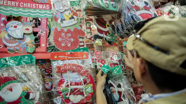 Berburu Pernak-pernik Natal di Pasar Asemka