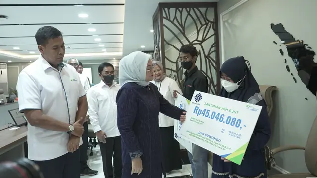 Menteri Ida Fauziah Serahkan Santunan BPJS Ketenagakerjaan Senilai Rp400 Juta Bagi Pekerja di Kemnaker
