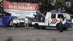 Petugas Ditlantas Polda Metro Jaya membawa mobil dinas polisi di Mapolsek Ciracas, Jakarta, Rabu (12/12). Ditlantas Polda Metro Jaya mengevakuasi sejumlah mobil yang rusak akibat penyerangan Polsek Ciracas. (Liputan6.com/Herman Zakharia)