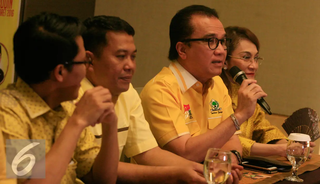 Tim sukses Ade Kamomarudin, Tantowi Yahya (kedua kanan) memberikan keterangan pers  untuk memenangkan  bursa pemilihan calon ketua umum DPP Golkar di Yogyakarta (11/3/2016). Rencana  Munaslub akan di gelar pada tahun 2016. (Liputan6.com/Boy Harjanto)
