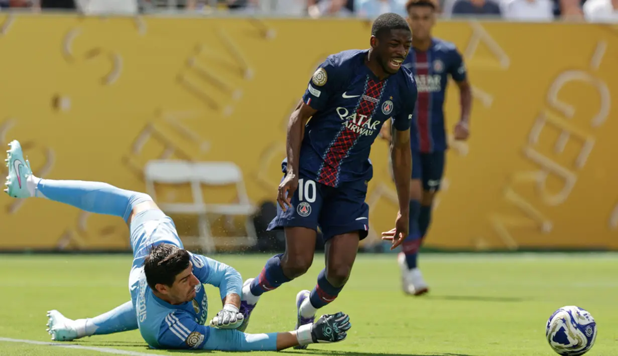 Pemain PSG, Ousmane Dembele, berusaha melewati kiper Real Madrid, Thibaut Courtois, pada laga semifinal Piala Dunia Antarklub 2025 yang berlangsung di MetLife Stadium, Kamis (10/7) dini hari WIB. (AP Photo/Adam Hunger)