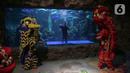 Kesenian Barongsai dan Liong melakukan atraksi di akuarium SeaWorld Ancol, Jakarta, Senin (24/1/2022). Atraksi barongsai dan liong tersebut digelar dalam rangka memeriahkan perayaan tahun baru Imlek 2573. (Liputan6.com/Faizal Fanani)