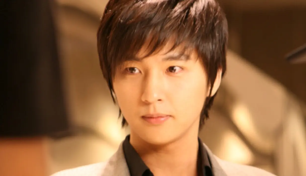 Shin Dong Wook sendiri sempat vakum dari industri hiburan selama 7 tahun karena masalah kesehatan. (AllKpop)