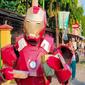 Penampakan Iron Man berjualan aneka takjil di jalan Raya Gunung Jati Cirebon dalam sebuah Cosplay. Foto (Liputan6.com / Panji Prayitno)
