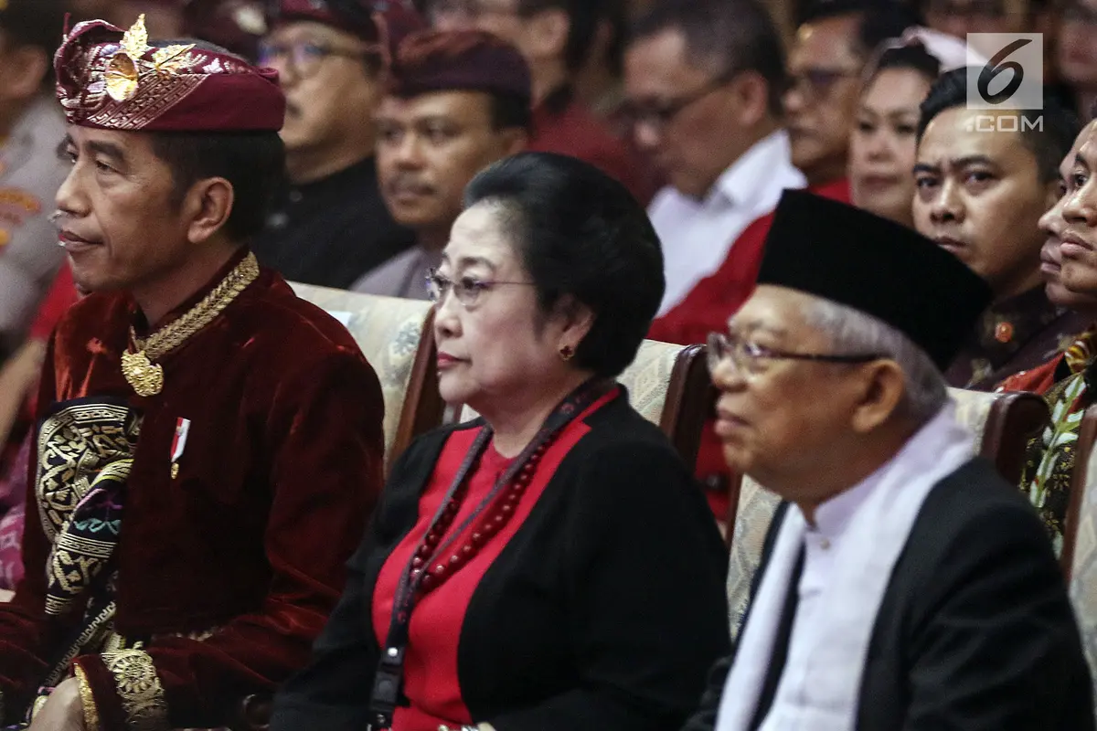 Kenakan Baju Adat Bali, Jokowi Beri Sambutan di Kongres V PDIP