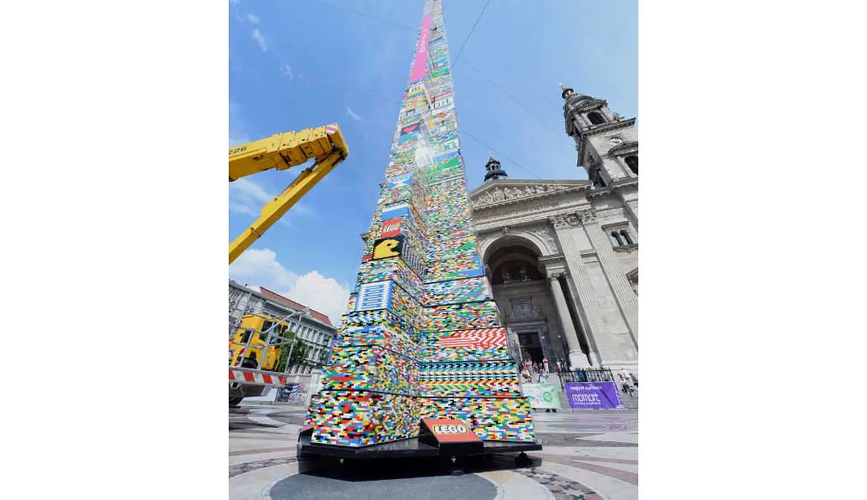 Sebuah menara raksasa setinggi 34,76 meter tersusun dari batu bata lego berhasil dibuat, Hungaria (AFP PHOTO/ATTILA KISBENEDEK).