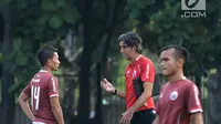 Pelatih Persija, Stefano Cugurra (tengah) berbincang dengan Ismed Sofyan saat latihan jelang laga kedua Semifinal Zona Asia Tenggara Piala AFC 2018 melawan Home United di Lapangan A Kompleks GBK, Jakarta, Senin (14/5). (Liputan6.com/Helmi Fithriansyah)