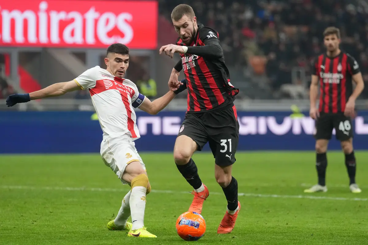 Aksi Strahinja Pavlovic (kanan) di laga AC Milan vs Genoa di pekan ke-19 Liga Italia 2025/2026 di San Siro, jumat (09/01/2026).